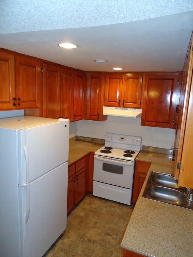 Building Photo - $500 Move In Special! Updated 2 BD, 2 BA Condo - Balcony w/ Views of Mt Helix!!