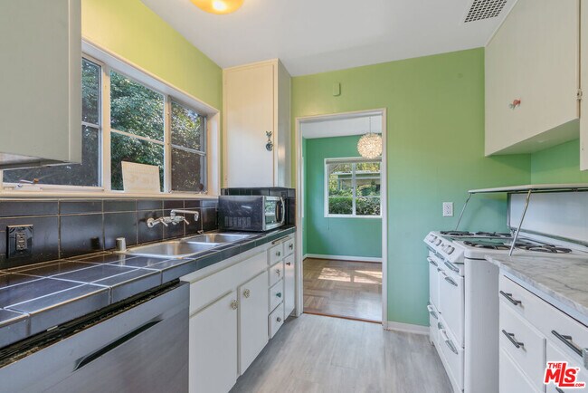 Building Photo - 5116 Village Green