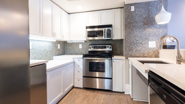 Resident Lounge Kitchen - City Pointe