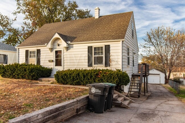 Building Photo - 3 Bedroom / 1.5 Bathroom Home | 60th & Center