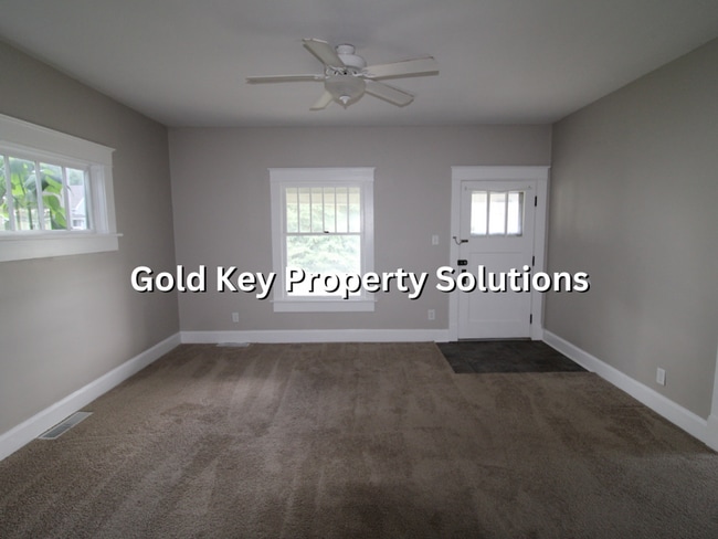 Building Photo - Updated 2 BR 1 BA House with Garage and Fe...