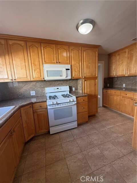 Building Photo - 6853 Matilija Ave