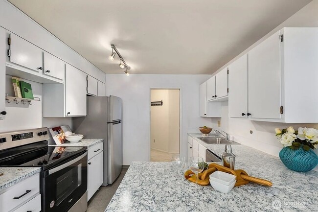 Building Photo - 3 Bedroom 2 Bathroom Plus Parking