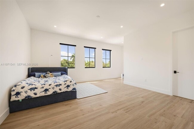 Building Photo - 885 NE 76th St