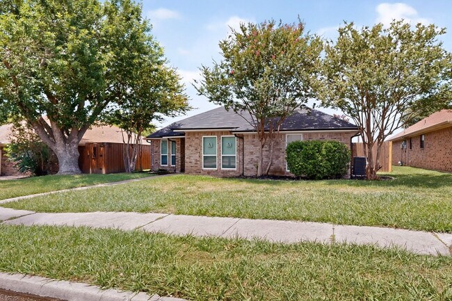 Building Photo - 620 W Stoneybrook Dr