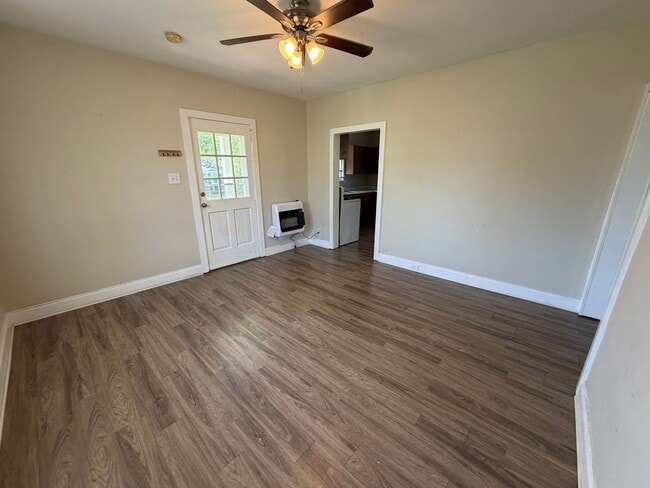 Building Photo - 2 Bedrooms- 1 Bathroom- House in Celanese!