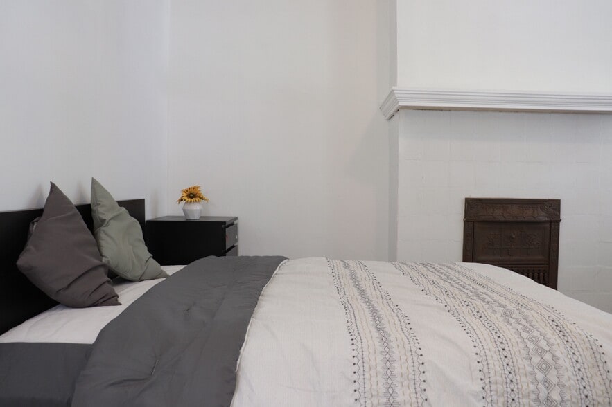 Building Photo - 1033 Flemington St