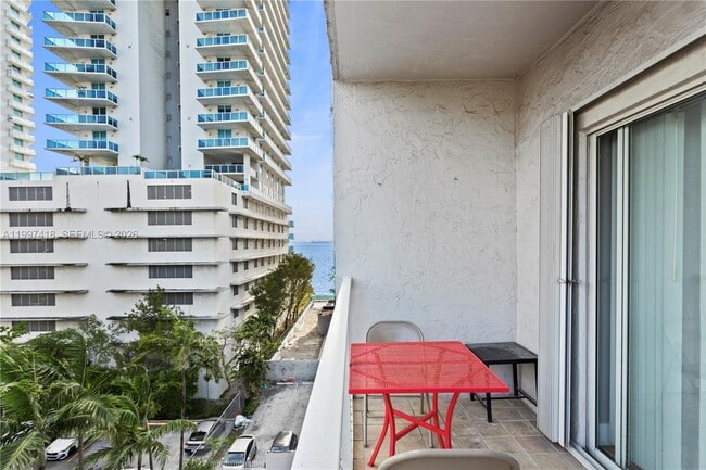 Building Photo - 677 NE 24th St