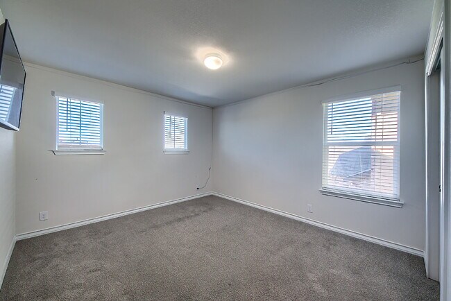 Building Photo - Stunning 4-bedroom offering 50% OFF first month's rent!!