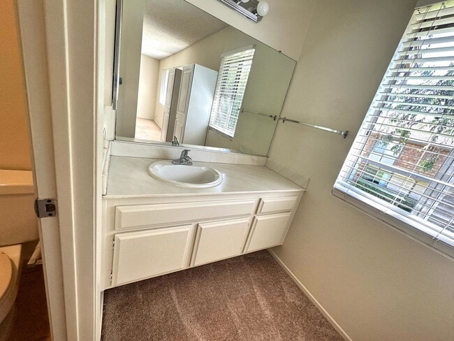 Building Photo - Spacious Woodbridge Condo -Townhouse model...