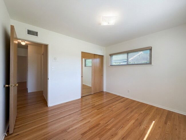 Building Photo - 962 N Calmgrove Ave
