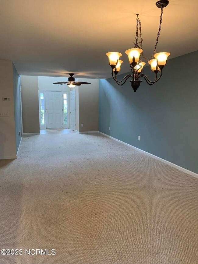 Building Photo - 3 Bed 3.5 Bath Townehome