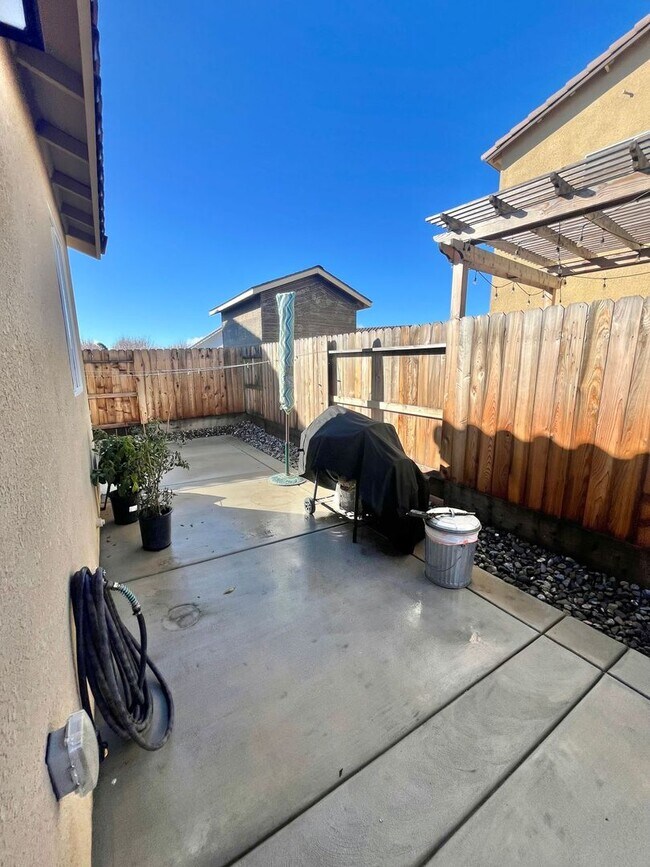 Building Photo - Like Brand New 3 Bed 2 Bath Home FOR RENT!