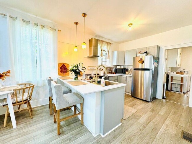 Building Photo - 4 Bedroom 2 Bath Bungalow, in Forsyth Park- Available Jan 3rd!!!