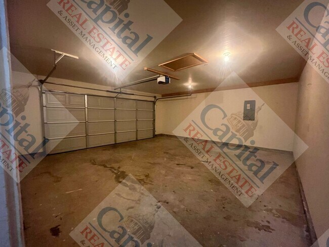 Building Photo - Beautiful 4 Bedroom