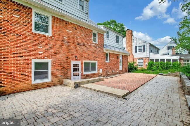 Building Photo - 8205 Robin Hood Ct