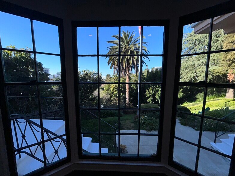 Building Photo - 1954 Hillcrest Rd