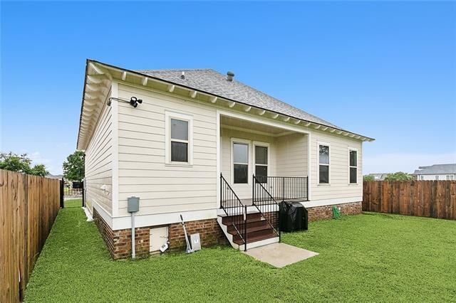 Building Photo - 8541 Victory Dr