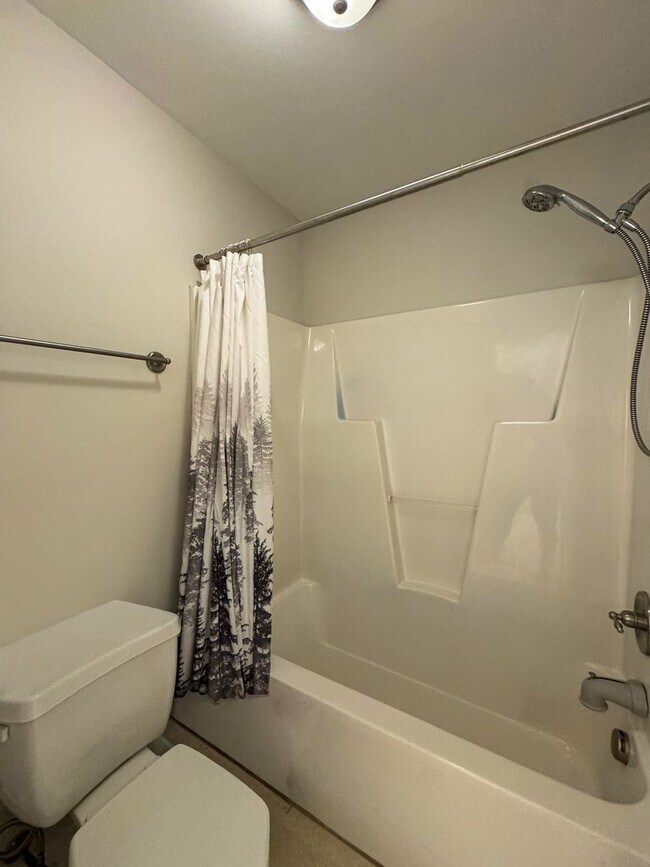 Building Photo - Well-Maintained 4 Bed 2.5 Bath Home with a Pool