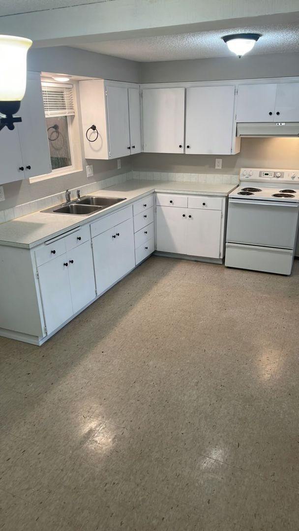 Building Photo - 2bd Located in Central Park