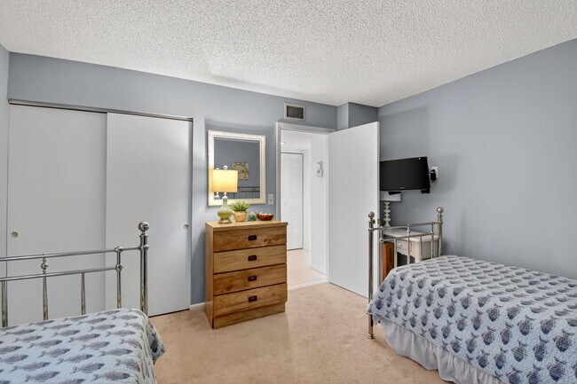 Building Photo - 5560 Fairway Park Dr