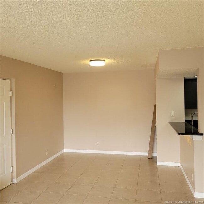 Building Photo - 1526 SE Royal Green Cir