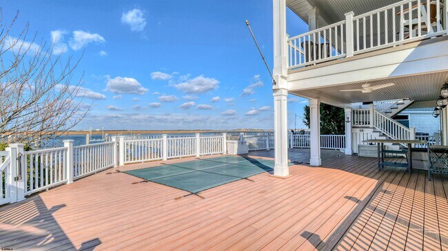 Building Photo - 909 N Cambridge Ave