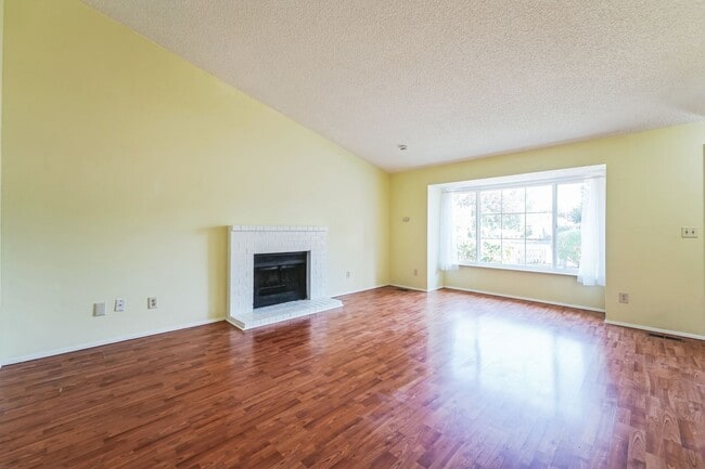 Building Photo - $1000 off first month's rent!