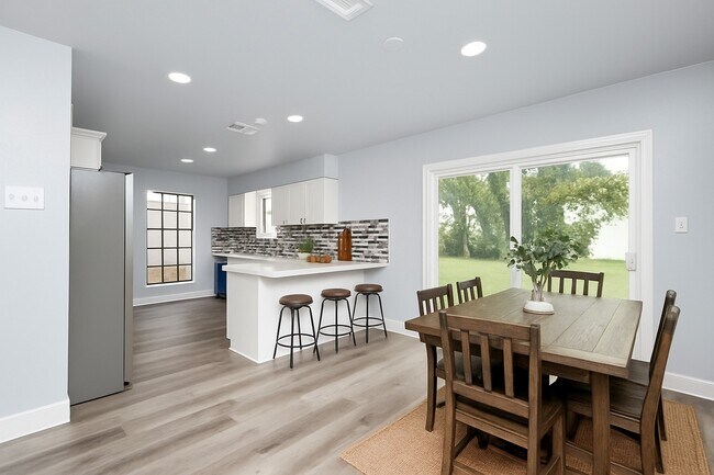 Building Photo - 6411 Hollow Oaks Dr