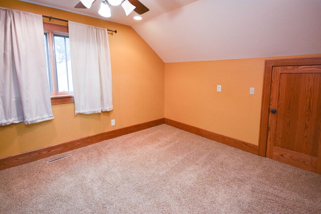 Building Photo - Kutzky Park Home w/Master Suite