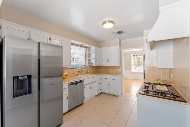 Building Photo - Single-story 3+3 in Woodland Hills w/appli...