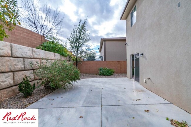 Building Photo - Spacious 4 Bedroom, 2.5 Bathroom Centrally...