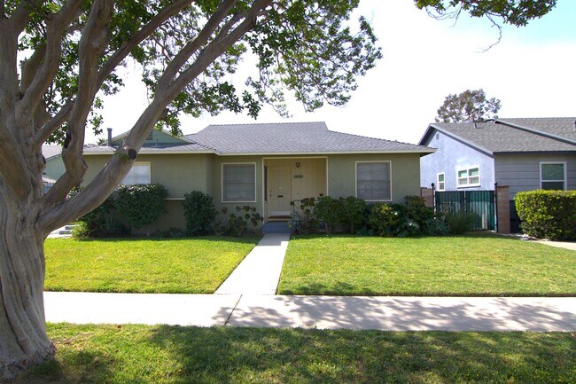 Building Photo - Charming Sun-Filled 3BR/2BA Home in Lake Balboa with Large Backyard & Fruit Trees