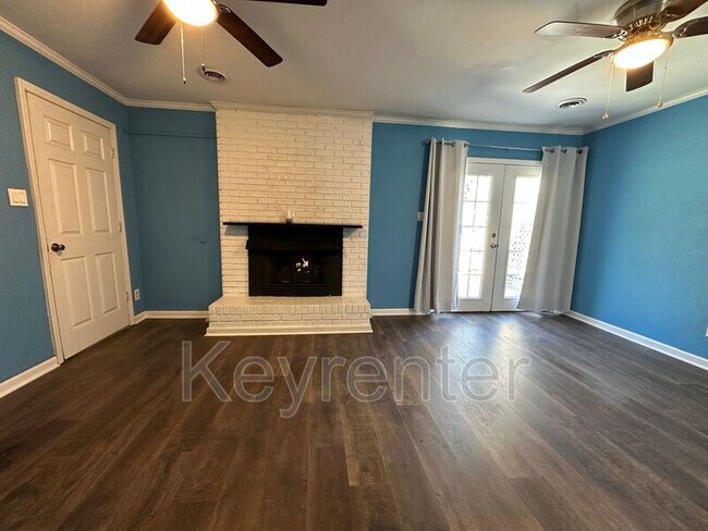 Building Photo - 300 Jefferson Ln