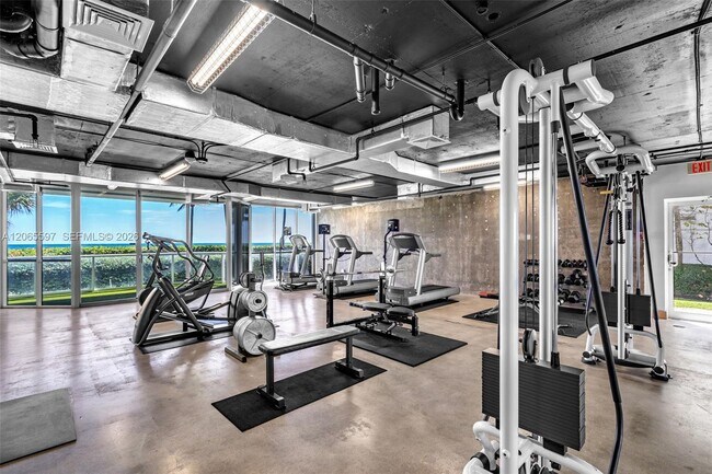 Building Photo - 16485 Collins Ave