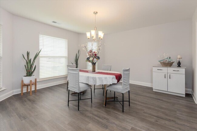 Building Photo - 5961 Uselton Dr