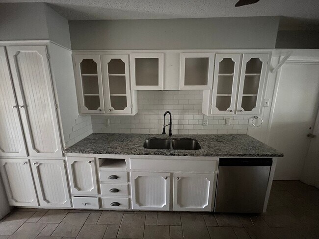 Building Photo - 4 Bedroom, 2 Bath  in the heart of Abilene!!