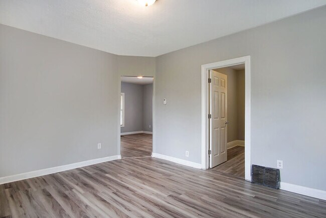 Building Photo - Coming Soon - Large 4 Bedroom in Mishawaka!