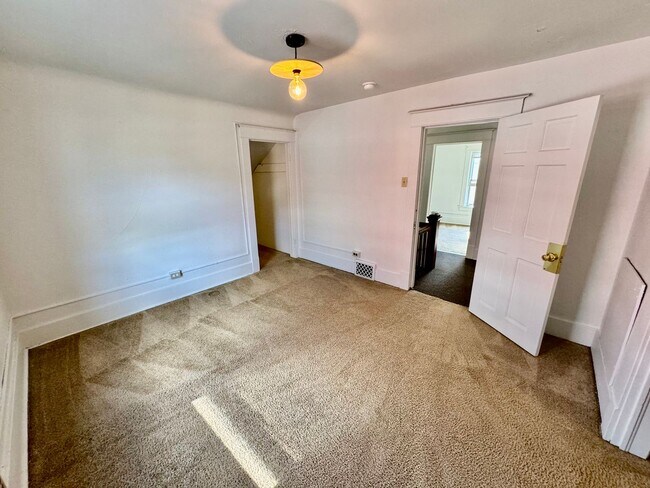 Building Photo - 4 Bedroom House Across from EMU! Available Fall 2026