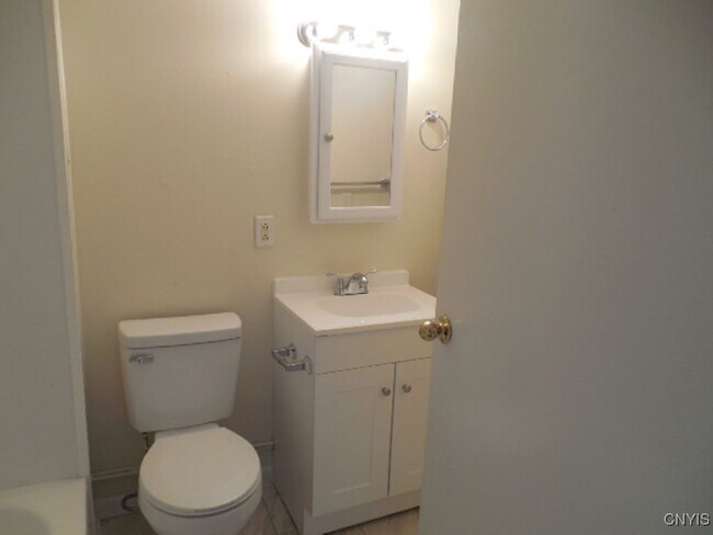 Building Photo - 835 Ann St