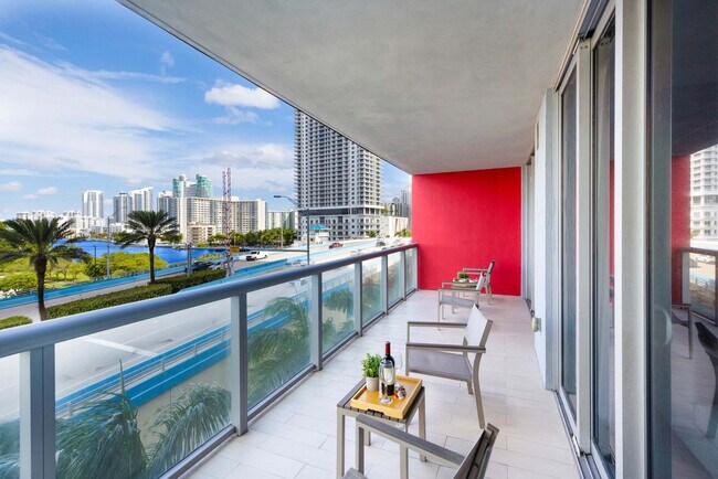 Building Photo - 2602 E Hallandale Beach Blvd