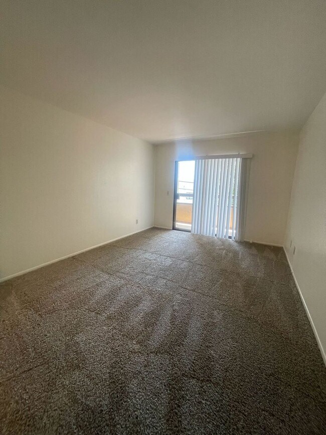 Building Photo - Updated 2 Bedroom/ 2 Bath Condo In The Hea...