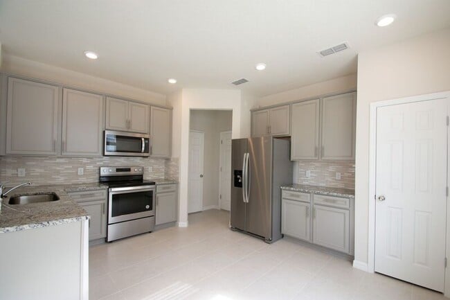 Building Photo - 3936 Plainview Dr