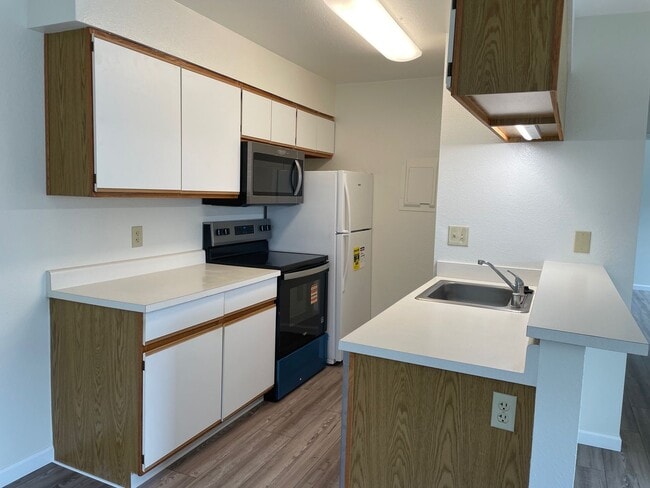 Building Photo - Bello, Erik