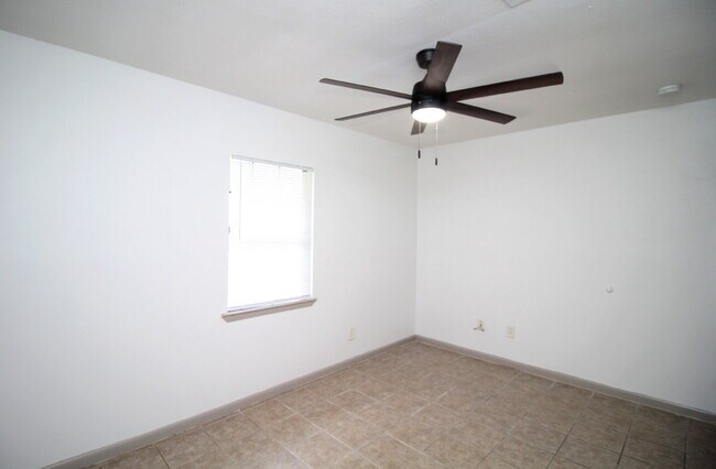 Building Photo - Modern 2BD/1BA in Pace – Freshly Renovated...