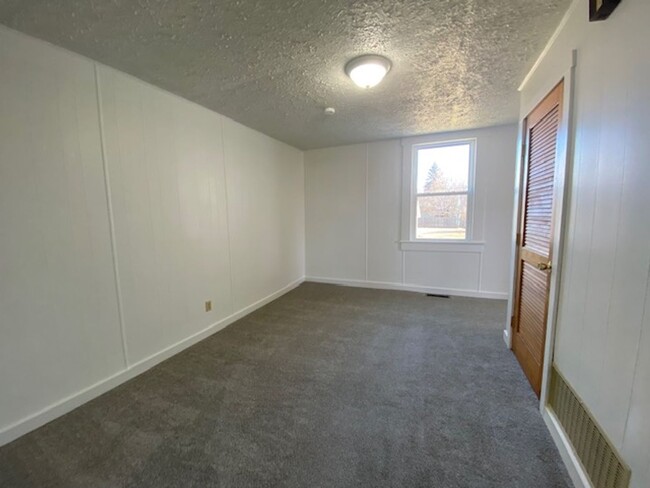 Building Photo - 2 Bedroom 1 Bathroom Unit Available in Urb...