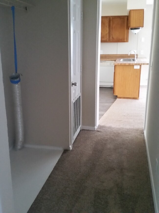 Building Photo - 2 bed 2 bath with washer/dryer connections