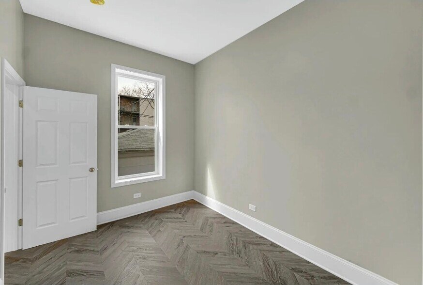 Building Photo - 5626 S Wells St