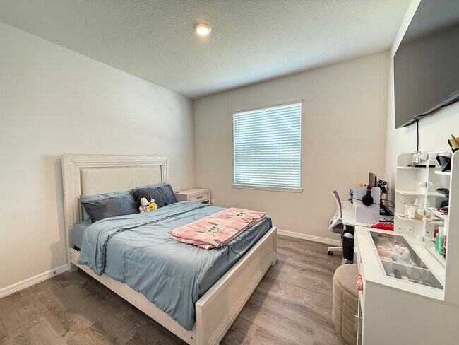 Building Photo - 4 Bedrooms, 2.5 Baths Coming Soon!