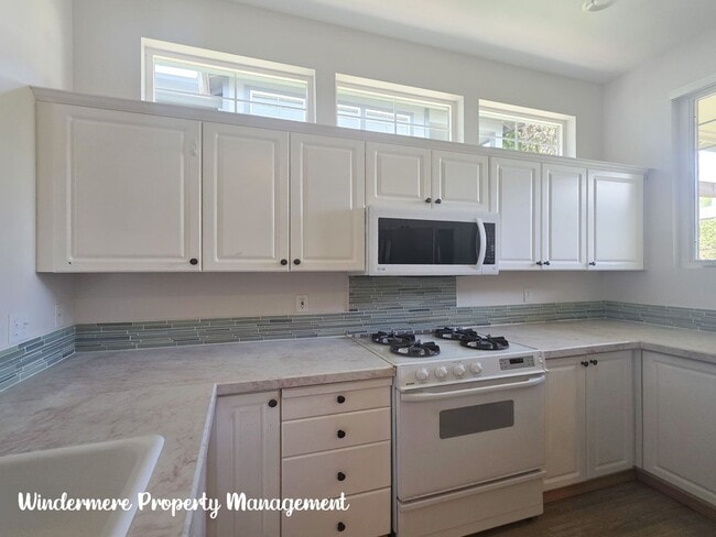 Building Photo - Bright and Spacious, Conveniently located ...